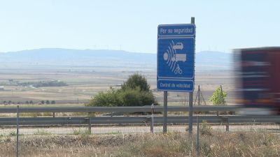 Aviso del radar instalado en la A-23 en la provincia de Teruel./ Aragón TV