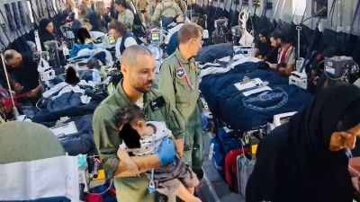 Los 13 niños gazatíes están asistidos durante el vuelo hacia España. / Gobierno de España