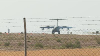Llegan a la Base Aérea de Zaragoza 13 menores y un adulto palestinos. / Aragón TV