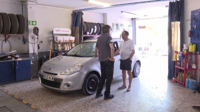 Comprobar el estado de los frenos y ruedas es indispensable, pero también el de un elemento que no se suele inspeccionar con tanta frecuencia. / Aragón TV