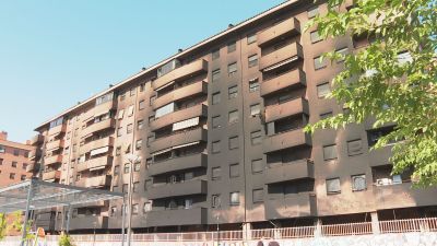 Edificio del barrio de Tenerías afectado por el incendio del aparcamiento. / Aragón TV