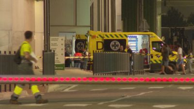 La ambulancia que atendió a la víctima en la planta de Saica en El Burgo de Ebro (Zaragoza)./ Aragón TV