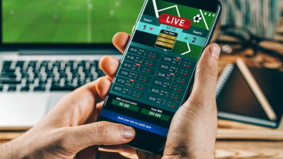 Un joven realizando una apuesta deportiva en línea. / Canva