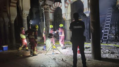 Los bomberos valoran la zona tras el incendio en la Mezquita de Córdoba./ EFE/ Salas