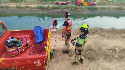 Los bomberos de la DPH trabajan para recuperar el vehículo del hombre fallecido en Castillonroy./ DPH