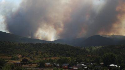 Vista del incendio forestal que afecta a Las Médulas este domingo. / EFE