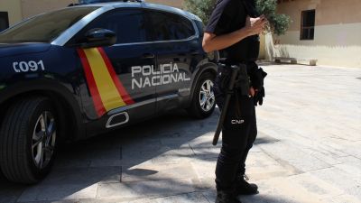 Coche y agente de Policía Nacional. / Europa Press