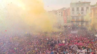 La plaza del Ayuntamiento se desborda de alegría tras el lanzamiento del cohete que da inicio a las fiestas de San Roque, en Calatayud. / Aragón TV