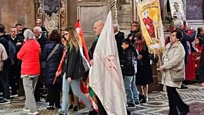 La asociación Huesca, cuna de San Lorenzo, participará este viernes, 15 de agosto, por primera vez, en la tradicional ofrenda de flores y frutos al patrón, portando con orgullo su bandera oficial. / Asociación Huesca