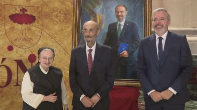 Javier Lambán en su última aparición pública junto a Isabel Guerra, quien pintó su retrato de expresidente, y Jorge Azcón, presidente de Aragón / Aragón TV