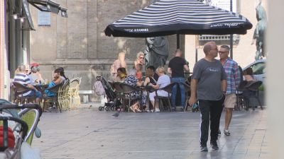 Varios viandantes este lunes en Zaragoza. / Aragón TV