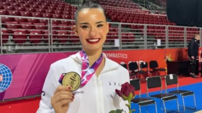 Inés Bergua posa con una medalla.
