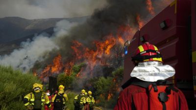Efectivos de la UME trabajan en el incendio de Jarilla (Cáceres). / EFE