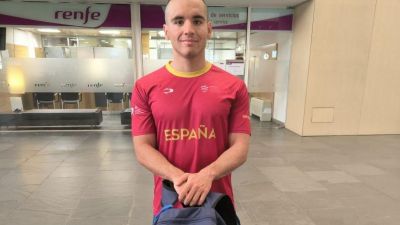 Adrián Longarón en la Estación Delicias de Zaragoza momentos antes de comenzar su viaje a Bangkok