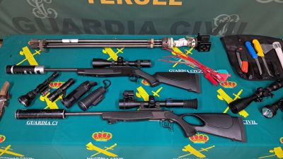 Los detenidos portaban elementos prohibidos por el actual Reglamento de Armas y Explosivos. / Guardia Civil