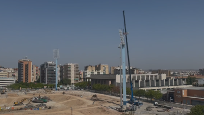 Momento en el que se retira la primera torre de iluminación de la Romareda. / Ayuntamiento de Zaragoza