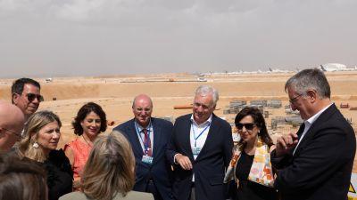 La ministra de Defensa, la vicepresidenta de Aragón y el consejero de Fomento en su visita al aeropuerto de Teruel./ Fabián Simón/ Gobierno de Aragón