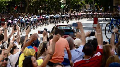 Los aficionados se han volcado para ver La Vuelta por las calles de Zaragoza. / Fabián Simón