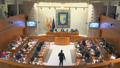 Imagen de las Cortes en la sesión de este jueves con la consejera Carmen Susín como protagonista. / Aragón Tv