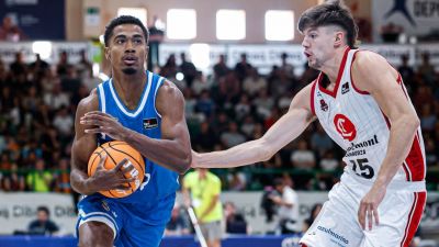 Joaquín en una acción durante el encuentro. Foto: X @RMBaloncesto