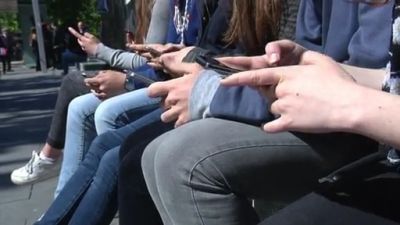 Un grupo de menores juega con sus móviles. / Aragón TV