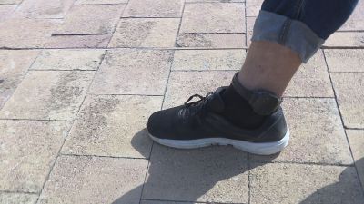 Un hombre con una pulsera antimaltrato. / Aragón TV