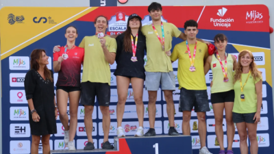 María Laborda, en el podio como nueva campeona de España con Alberto García. Foto: FEDME