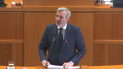Jorge Azcón durante su intervención en el Debate sobre el estado de la Comunidad este miércoles. / Aragón TV