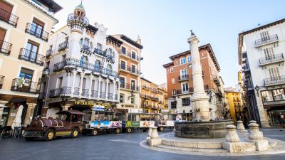 El tren turístico, en la plaza del Torico de Teruel. | Ayuntamiento de Teruel