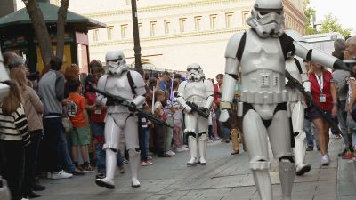 La tropa imperial desfila por la calle Don Jaime de Zaragoza. / Aragón Tv
