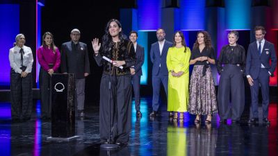 La realizadora Alauda Ruiz de Azua (c) ha recibido el Premio Irizar del Cine Vasco por 'Los domingos', este sábado en la gala de clausura del 73 Festival Internacional de Cine de San Sebastián. EFE/ Javier Etxezarreta