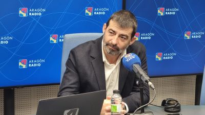 Álvaro Sanz este lunes en los estudios de Aragón Radio. / Aragón TV