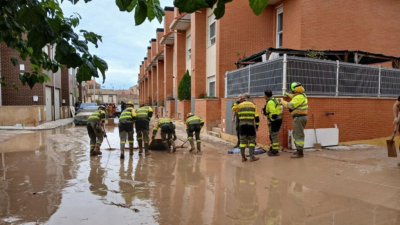 Operarios de Infoar, en las labores de limpieza en Cuarte de Huerva./ Infoar