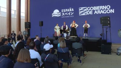 Un grupo jotero actúa sobre el escenario del pabellón de España en Osaka. / Aragón TV