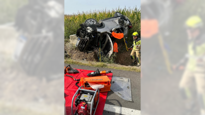 Los bomberos han tenido que rescatar al conductor de interior del vehículo, que circulaba por la A-129. | DPH