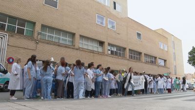 Protesta de médicos a las puertas del Hospital Clínico de Zaragoza. / Aragón TV