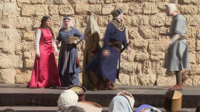La escena de 'La Pedida de Mano de Isabel', en la plaza del Seminario de Teruel. / Aragón TV