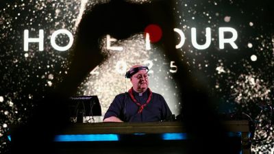 El sacerdote y DJ Guilherme, este viernes frente a su mesa de mezclas. (Pedro Etura. Ayuntamiento de Zaragoza)