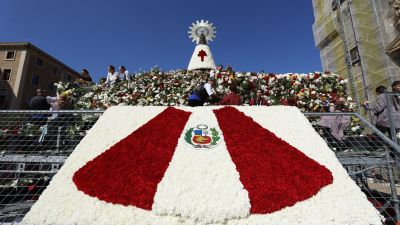 El manto de la Virgen lucía así este domingo. / EFE/ Javier Cebollada