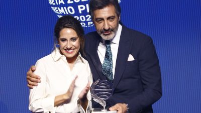 Juan del Val con el Premio Planeta, junto a la finalista Ángela Banzas. / EFE