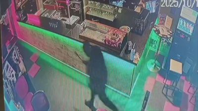 El detenido porta un machete en uno de los salones de juego que asaltó. / Aragón TV