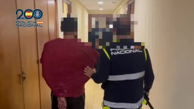 Uno de los detenidos es trasladado para su custodia en comisaria. / Policía Nacional