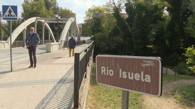 El río Isuela a su paso por la ciudad de Huesca este viernes. / Aragón TV