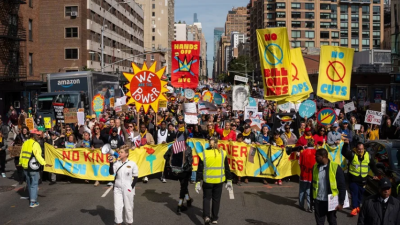 Manifestantes en la marcha multitudinaria contra del Gobierno Trump este sábado, en Nueva York (EE.UU.). EFE/EPA/ Angelina Katsanis