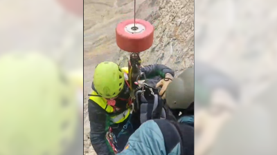 Momento del rescate del cuerpo sin vida de la montañera que ha muerto en el Pico de las Nieves. | Guardia Civil
