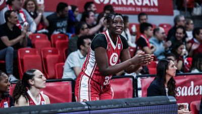 Aminata Gueye, MVP en el partido de Gernika, en el banquillo