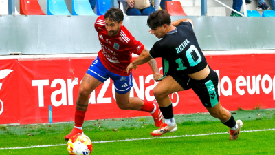 Ángel López corre tras un balón. Foto: SD Tarazona
