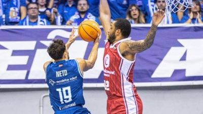 Un momento del partido en Burgos