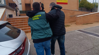 La Guardia Civil de Teruel con uno de los detenidos acusado de 12 robos con fuerza en Teruel y Guadalajara./ Guardia Civil