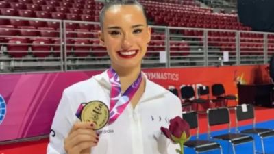 Inés Bergua, con uno de los oros conquistados en la Copa del Mundo de Sofía (Bulgaria)